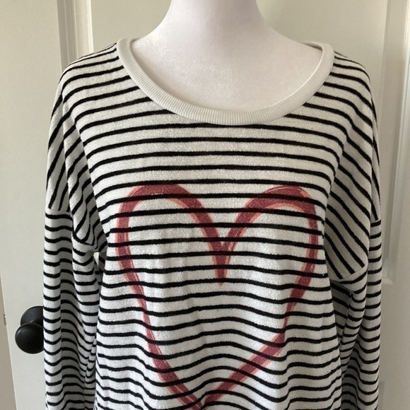 Simple a large sweatshirt heart black and white stripes - Picture 5 of 12